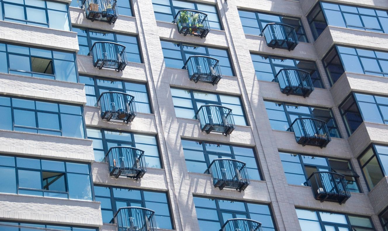 fm=f_DZ3Eqo A building with many windows and balconies on it